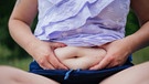 Frau zeigt ihren Bauch | Bild: BR/Julia Müller