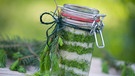 Herstellung von Maiwipferl-Sirup | Bild: picture-alliance/dpa
